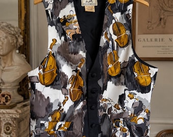 Chaleco de seda Hermès Concerto de los años 80 – Estampado de orquesta – 100% seda – Talla 50