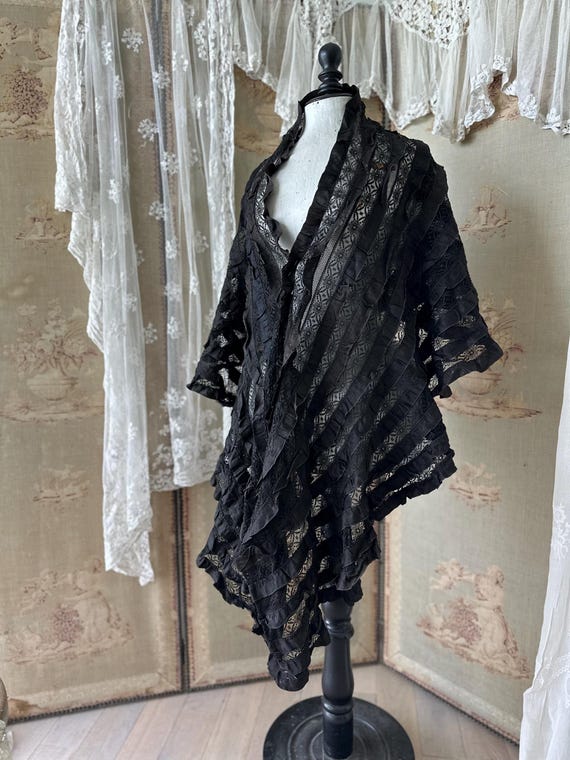 Antique Victorian lace cape – black pelerine with… - image 1