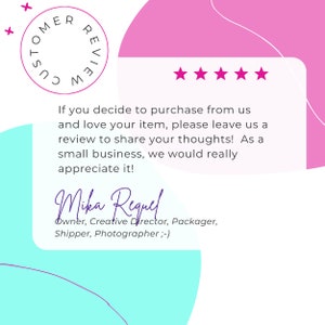 Puede incluir: Una rese&ntilde;a de cliente con cinco estrellas y un mensaje que anima a los clientes a dejar una rese&ntilde;a. El mensaje dice: "Si decides comprar con nosotros y te encanta tu art&iacute;culo, por favor, d&eacute;janos una rese&ntilde;a para compartir tus pensamientos. Como peque&ntilde;a empresa, realmente apreciar&iacute;amos eso!" La rese&ntilde;a est&aacute; firmada por "Mika Regpel, Propietario, Director Creativo, Envasador, Expedidor, Fot&oacute;grafo ;-)"