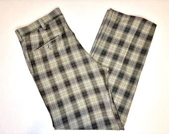 Könnte beinhalten: Hose mit einem Karomuster in den Farben Schwarz, Hellbraun und Weiß. Das Kleidungsstück verfügt über einen Bund mit Gürtelschlaufen, einen einzelnen Knopfverschluss und eine schräge Seitentasche. Der Stoff zeigt ein durchgehendes Karomuster.