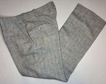 Könnte beinhalten: Eine Hose mit einem hellgrauen und blauen Karomuster. Die Hose verfügt über einen Bund mit Gürtelschlaufen, eine einzelne Gesäßtasche mit Knopfverschluss und einen geraden Beinschnitt. Der Stoff hat durchgehend ein strukturiertes Aussehen.