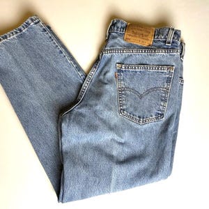 Peut inclure: Jean en denim bleu clair avec une conception classique à cinq poches. Le jean présente un délavage décoloré et un patch en cuir sur la ceinture arrière. La poche arrière a un détail de couture signature. Un incontournable de la garde-robe.