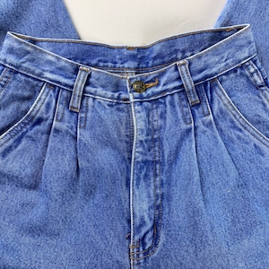 Vintage Women’s Bill Blass Pleated High Waist Tapered Leg Stonewashed Mom Jeans | Size 27 x 28