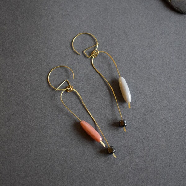 Boucles d'oreilles asymétriques  aériennes en laiton doré et perles en verre et hematite