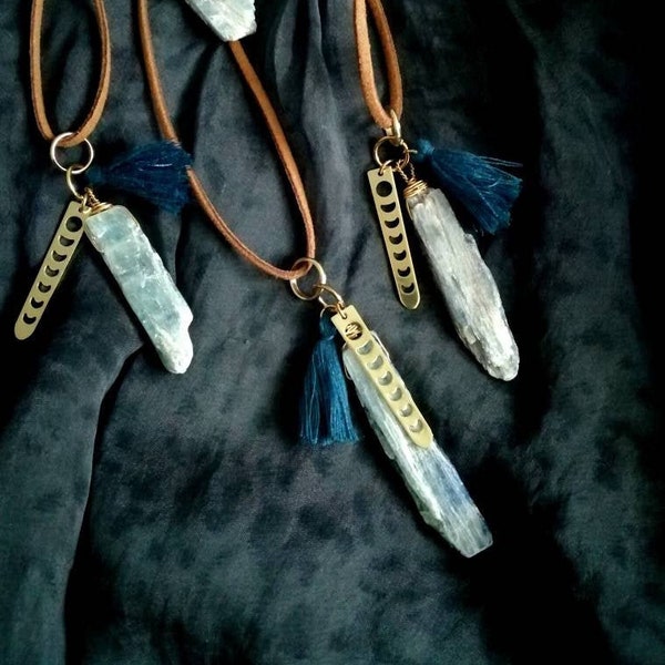 Collier sautoir pompon, kyanite brute et pendentif phases lunaire, long collier boho, collier  pierre semi précieuse
