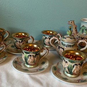 Juego de té italiano Capodimonte diseño dorado y querubines