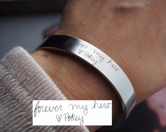 May include: Silver bracelet with the inscription "forever my hero ♥ POKEY" engraved on it.