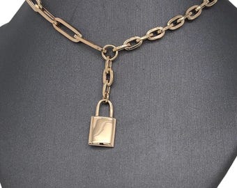 Collar con dije de candado con eslabones ovalados y clip en oro amarillo de 14 quilates