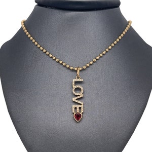 Pingente "LOVE" em ouro amarelo 14K com diamantes e granadas, pingente de granada, diamantes, pingente de diamante em ouro amarelo, pingente de amor, coração de granada