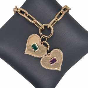 Oro macizo de 14 quilates, oro pulido, diamantes pavé, centro de piedra preciosa, esmeralda, piedra central de zafiro rosa, colgante con dije de corazón