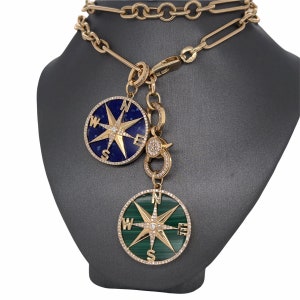 Colgante con medallón y disco de brújula en oro macizo de 14 quilates, oro blanco, oro rosa, diamantes engastados en pavé, lapislázuli, malaquita.