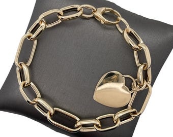 Op de afbeelding: Een gouden kettingarmband met een hartvormige hanger. De ketting is gemaakt van dikke, ovale schakels.