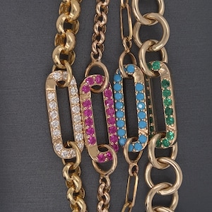 Conector rectangular de doble cara en oro amarillo de 14 quilates con diamantes, esmeraldas, turquesas y rubíes. Conectores de engarce con realce de clic. Joyería de oro.
