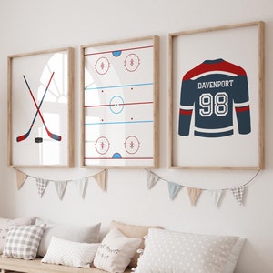 Estampas de hóquei, camisa de hóquei, nome e número personalizados, presente de hóquei, decoração de quarto de menino, arte de parede para pista de hóquei, download digital