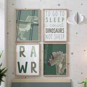 Op de afbeelding: Een groene en bruine kinderkamer met een dinosaurus thema, met een bed, een lamp en vier ingelijste prints. De prints tonen een dinosaurus, een triceratops, het woord "RAWR" en de tekst "Om te gaan slapen tel ik dinosaurussen, geen schapen".