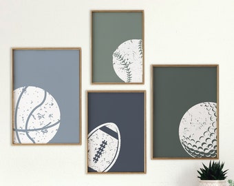 Peut inclure: Une commode vert foncé à six tiroirs et des boutons dorés. La commode est contre un mur blanc avec quatre impressions encadrées d'équipements sportifs. Les impressions sont dans des tons de gris et de blanc et présentent un ballon de basket, un ballon de football et deux balles de golf.