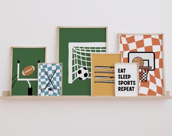 Puede incluir: Conjunto de seis impresiones enmarcadas en verde, azul, amarillo y blanco con ilustraciones de temática deportiva. Las impresiones presentan una portería de fútbol, palos de hockey, bates de béisbol, una canasta de baloncesto y una pelota de fútbol. Una impresión tiene el texto "Eat Sleep Sports Repeat".