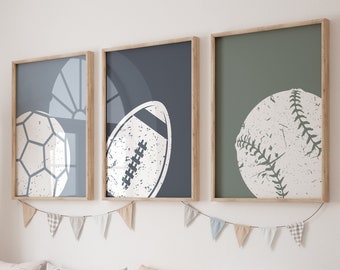 Pode incluir: Três impressões emolduradas com fundo branco e um gráfico vintage de estilo desgastado de uma bola de futebol, uma bola de futebol americano e uma bola de beisebol. As impressões estão penduradas em uma parede branca acima de um banco de madeira com almofadas.