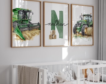 Puede incluir: Tres cuadros de pared con ilustraciones en acuarela de maquinaria agrícola verde y una letra N grande con el nombre Nathan escrito en cursiva negra. El cuadro de la izquierda muestra una cosechadora, el central la letra N y el de la derecha un tractor.