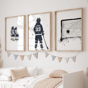 Juego de 3 impresiones de hockey, ilustración de jugador de hockey, regalo de hockey, obra de arte de hockey, decoración de sala de hockey, nombre y número personalizados, descarga digital