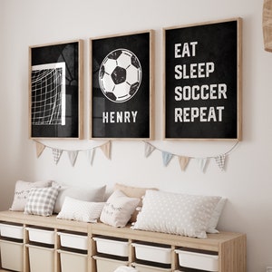 Stampe di calcio retrò, arte murale sportiva vintage, set di 3 poster di calcio, decorazioni per la camera da letto dei ragazzi, nome personalizzato di calcio, arte stampabile per la cameretta dei bambini