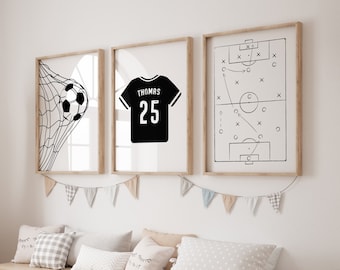 以下が含まれることがあります： サッカーをテーマにした額装されたプリントが3枚。最初のプリントは、ゴールネットにボールが入っていく様子が描かれている。2枚目は、黒いサッカーユニフォームに「THOMAS」という名前と「25」という番号が書かれている。3枚目は、試合の戦術図が描かれたサッカー場が描かれている。