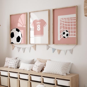Arte mural de fútbol para niñas, decoración de dormitorio para niñas, láminas de fútbol, juego de 3 pósteres de fútbol, habitación infantil deportiva, nombre y número personalizados, descarga digital
