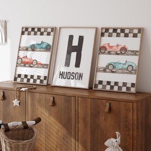 Decoración de coche de carreras para habitación de bebé, ilustración de coche para niño pequeño, letra y nombre personalizados, arte mural de coches, impresiones de acuarela de coches de carreras, juego de 3, descarga digital
