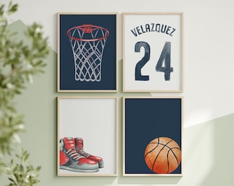 Puede incluir: Cuatro impresiones enmarcadas con un tema de baloncesto. Las impresiones presentan un aro de baloncesto, una pelota de baloncesto, zapatos de baloncesto y una camiseta con el nombre "VELAZQUEZ" y el número "24".