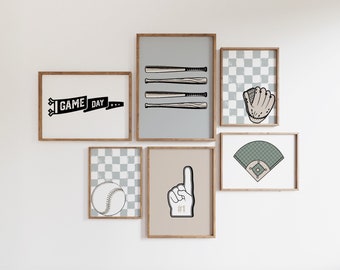 Puede incluir: Un conjunto de ocho impresiones enmarcadas con temática de béisbol. Las impresiones muestran un guante de béisbol, un campo de béisbol, una pelota de béisbol, un bate de béisbol y las palabras "Game Day".