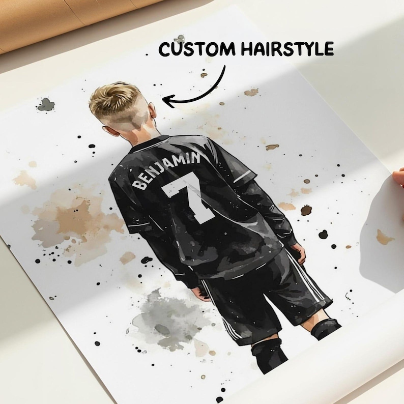 Puede incluir: Una ilustraci&oacute;n estilo acuarela de un jugador de f&uacute;tbol visto desde atr&aacute;s, con una camiseta negra con el nombre BENJAMIN y el n&uacute;mero 7 en blanco. El texto CUSTOM HAIRSTYLE aparece sobre la cabeza con una flecha se&ntilde;alando el cabello.
