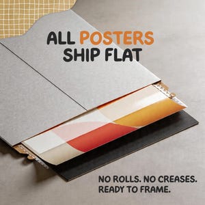 Pode incluir: Um envelope de cart&atilde;o cinzento contendo um poster com um design geom&eacute;trico em vermelho, laranja e branco. O texto diz ALL POSTERS SHIP FLAT e NO ROLLS. NO CREASES. READY TO FRAME. A embalagem foi concebida para manter a impress&atilde;o plana.