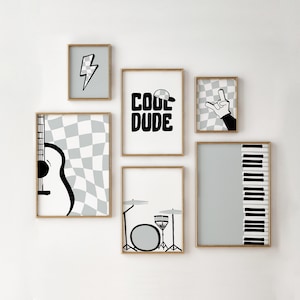 Op de afbeelding: Een verzameling van zes ingelijste kunstprints met gouden frames. De prints tonen zwart-witte afbeeldingen van een gitaar, een bliksemschicht, een drumstel, een pianoklavier, een hand die een rock and roll-teken maakt en de tekst "COOL DUDE". De achtergrond is wit.