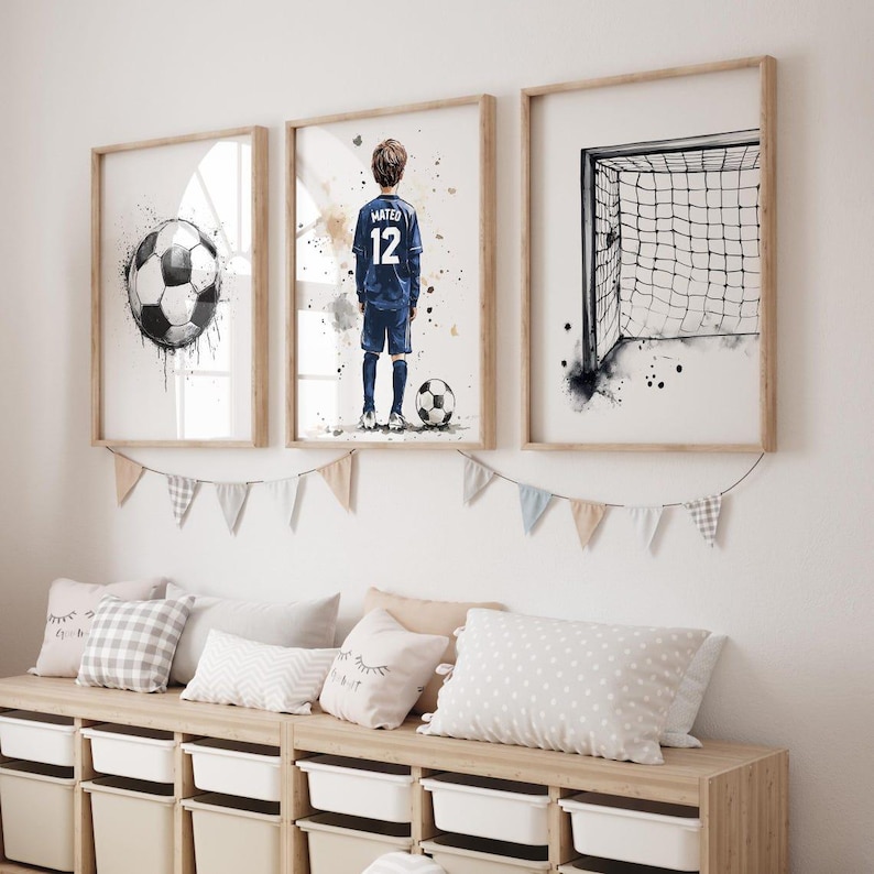 Puede incluir: Tres cuadros de pared con tem&aacute;tica de f&uacute;tbol. El cuadro izquierdo muestra un bal&oacute;n, el central representa a un ni&ntilde;o con una camiseta azul con el nombre MATED y el n&uacute;mero 12, y el derecho muestra una red de porter&iacute;a de f&uacute;tbol.