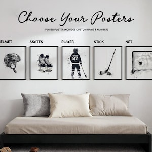 Pode incluir: Cinco cartazes emoldurados a preto e branco com equipamento de h&oacute;quei no gelo e um jogador. O texto diz Choose Your Posters e Player Poster Includes Custom Name & Number. As imagens mostram um capacete, patins, um jogador com o n&uacute;mero 97, um stick e uma rede.
