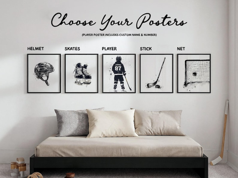 Pode incluir: Cinco cartazes emoldurados a preto e branco com equipamento de h&oacute;quei no gelo e um jogador. O texto diz Choose Your Posters e Player Poster Includes Custom Name & Number. As imagens mostram um capacete, patins, um jogador com o n&uacute;mero 97, um stick e uma rede.