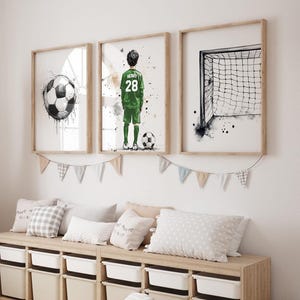 Puede incluir: Un conjunto de tres l&aacute;minas enmarcadas con tem&aacute;tica de f&uacute;tbol. La l&aacute;mina izquierda muestra un bal&oacute;n de f&uacute;tbol, la central representa a un jugador con camiseta verde con el nombre Henry y el n&uacute;mero 28, y la derecha muestra una porter&iacute;a.