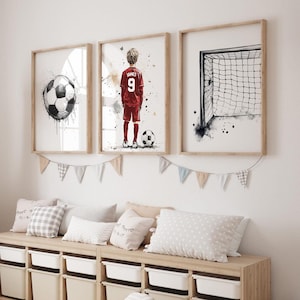 Puede incluir: Tres l&aacute;minas decorativas enmarcadas con tem&aacute;tica de f&uacute;tbol. La l&aacute;mina izquierda muestra un bal&oacute;n, la central representa a un ni&ntilde;o con una camiseta roja con el nombre James y el n&uacute;mero 9, y la derecha muestra una red de porter&iacute;a en blanco y negro.