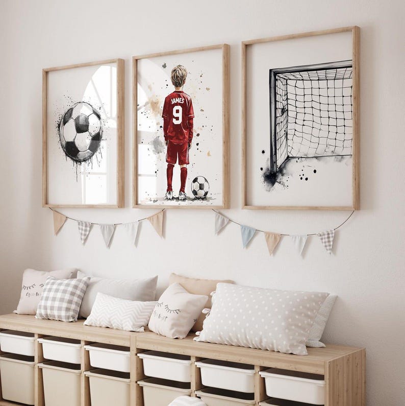 Puede incluir: Tres l&aacute;minas decorativas enmarcadas con tem&aacute;tica de f&uacute;tbol. La l&aacute;mina izquierda muestra un bal&oacute;n, la central representa a un ni&ntilde;o con una camiseta roja con el nombre James y el n&uacute;mero 9, y la derecha muestra una red de porter&iacute;a en blanco y negro.