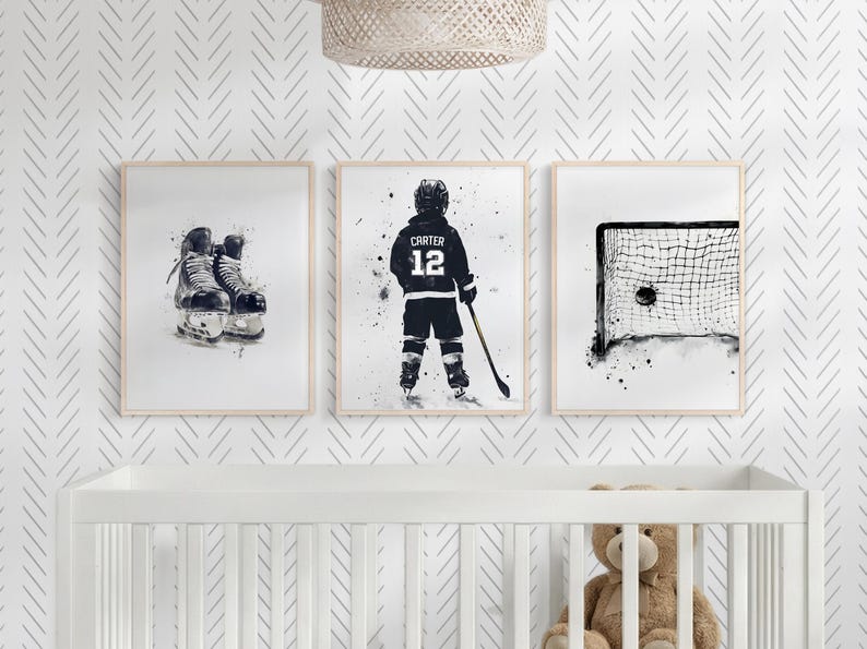 Pode incluir: Tr&ecirc;s quadros de parede com ilustra&ccedil;&otilde;es em aguarela a preto e branco de equipamento de h&oacute;quei no gelo. O quadro da esquerda mostra patins, o central um jogador com o texto CARTER 12 e o da direita mostra uma baliza de h&oacute;quei.