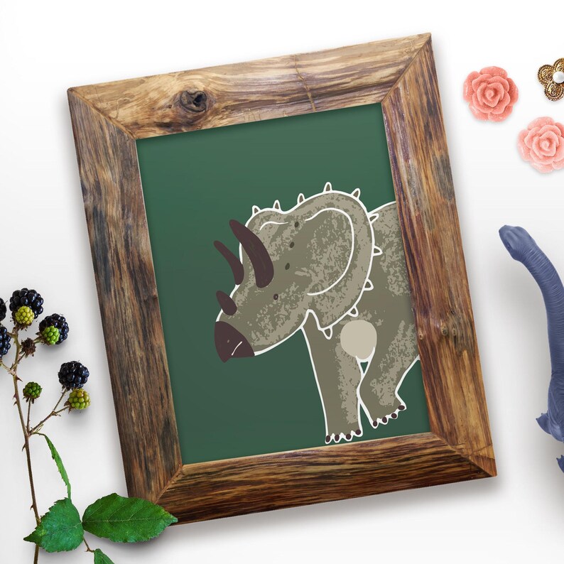 Op de afbeelding: Een ingelijste illustratie van een groene dinosaurus met een bruin lichaam en witte hoorns. De dinosaurus is geplaatst tegen een groene achtergrond.