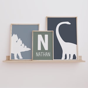 Arte de pared de dinosaurio con nombre personalizado, decoración de dinosaurios, impresiones para dormitorio de niños pequeños, póster de brontosaurio, obra de arte de estegosaurio, descarga digital