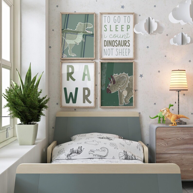 Op de afbeelding: Een groene en bruine kinderkamer met een dinosaurus thema, met een bed, een lamp en vier ingelijste prints. De prints tonen een dinosaurus, een triceratops, het woord "RAWR" en de tekst "Om te gaan slapen tel ik dinosaurussen, geen schapen".