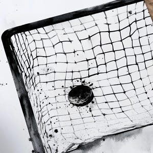 Pode incluir: Um lavat&oacute;rio quadrado de cer&acirc;mica branca com um padr&atilde;o de grelha preta pintado &agrave; m&atilde;o que lembra uma rede de h&oacute;quei. Um tamp&atilde;o de drenagem circular preto s&oacute;lido est&aacute; posicionado no centro do lavat&oacute;rio, rodeado por salpicos de tinta preta.