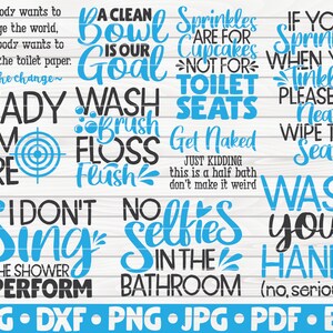 Puede incluir: Un conjunto de 10 letreros tem&aacute;ticos de ba&ntilde;o con texto azul y negro sobre un fondo de madera blanca. Los letreros presentan refranes humor&iacute;sticos sobre la etiqueta del ba&ntilde;o, como "Un cuenco limpio es nuestro objetivo" y "Las chispas son para los cupcakes, no para los asientos del inodoro".