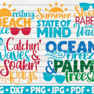 K&ouml;nnte beinhalten: Ein Set mit sechs sommerlichen SVG-Schneidedateien mit Text und Bildern. Die Designs beinhalten "resting beach face", "summer state of mind", "shades babes & waves", "catchin' waves & soakin' rays", "ocean breeze" und "& palm trees".