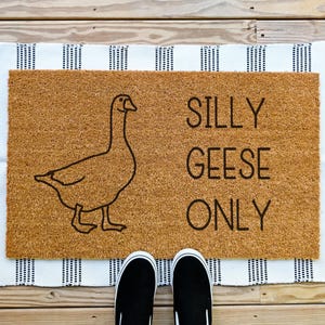 Felpudo de fibra de coco Silly Geese Only: Felpudo divertido de bienvenida