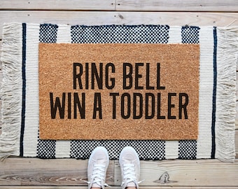 Felpudo "Ring Bell Win A Toddler", felpudo divertido de fibra de coco para la puerta, decoración para el porche delantero.