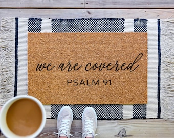Tapis de porte avec verset biblique « Nous sommes protégés », décoration chrétienne, tapis de porte avec verset biblique, décoration de porche, cadeau de pendaison de crémaillère, cadeau de mariage, tapis chrétien