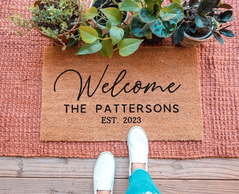 Felpudo de apellido, regalo de bienvenida, regalo de boda, regalo de cierre, felpudo personalizado, felpudo de bienvenida, tapete de puerta principal, alfombra de monograma imagen 1